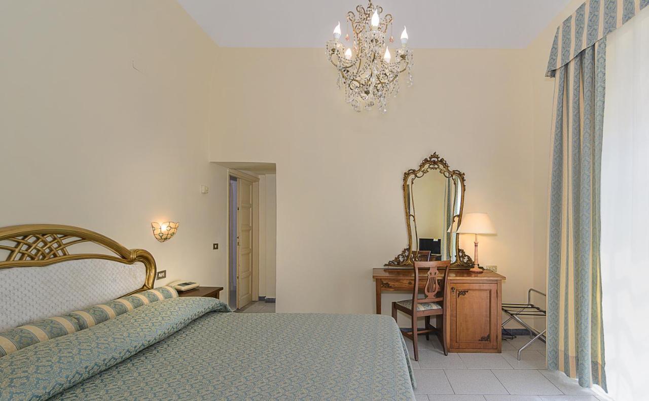 Hotel Poseidon Марина-ди-Пьетрасанта Экстерьер фото